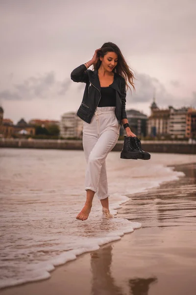 Retrato Una Mujer Rubia Disfrutando Playa Caminando Junto Mar — Foto de Stock