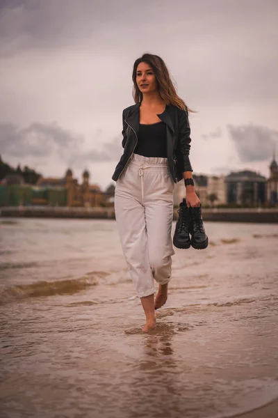 Retrato Una Mujer Rubia Disfrutando Playa Caminando Junto Mar — Foto de Stock