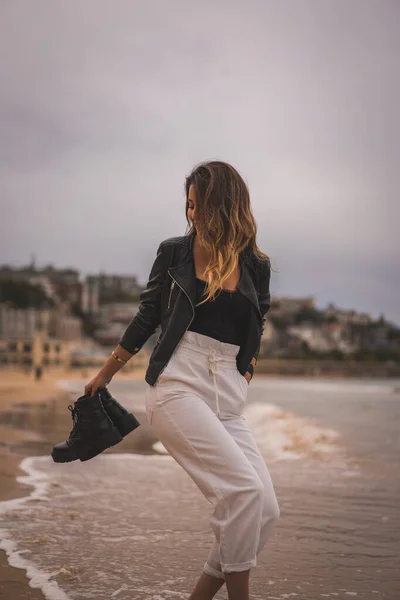 Portrait Blonde Woman Enjoying Beach Walking Barefoot Sea Smiling — Fotografia de Stock