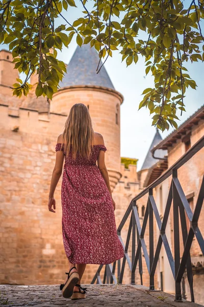 Mulher Loira Lado Castelo Medieval Com Vestido Vermelho Por Trás — Fotografia de Stock