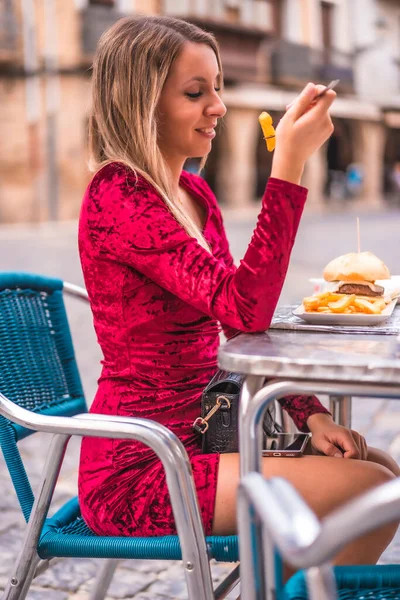 Retrato Una Mujer Rubia Almorzando Vestido Rojo Junto Castillo Medieval — Foto de Stock