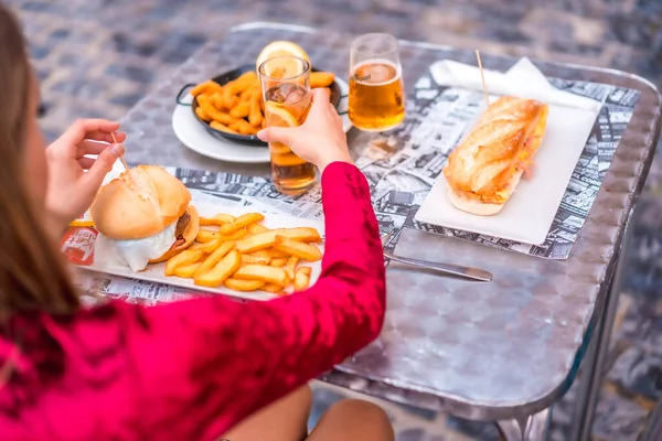 Detalle Una Mujer Almorzando Vestido Rojo Junto Castillo Medieval — Foto de Stock