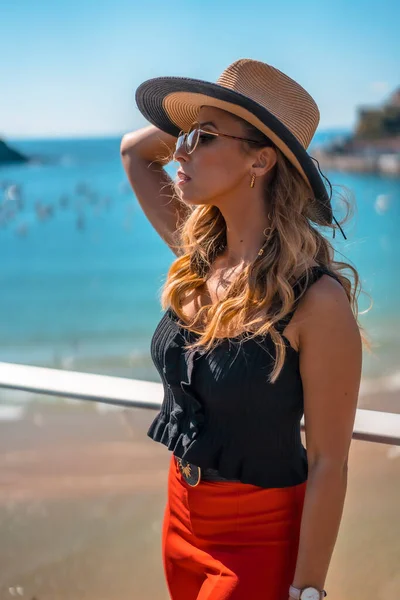 Mulher Loira Passando Férias Hotel Luxo Terraço Usando Chapéu Com — Fotografia de Stock