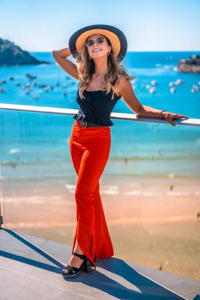 Blonde Woman Luxury Hotel Terrace Wearing Hat Sunglasses Sea Background — Fotografia de Stock