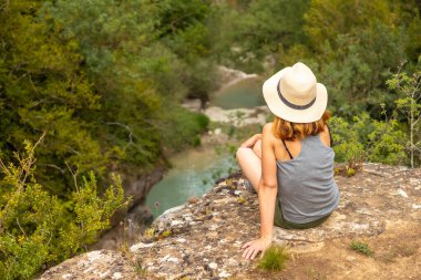 Pireneler 'de tatilin tadını çıkaran şapkalı bir kadın, Panticosa