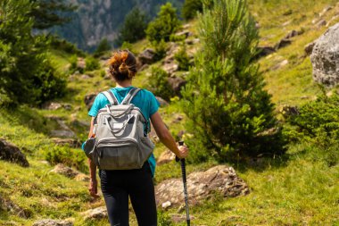 Genç bir kadın, Panticosa 'daki Piedrafita kemerine doğru tırmanıyor.