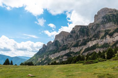 Biescas, Alto Gallego, Huesca, Aragon 'daki Pyrenees dağ manzarası