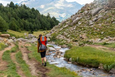Oğluyla sırt çantasındaki kadın Pireneler 'de yürüyor, Valle de Tena, Huesca