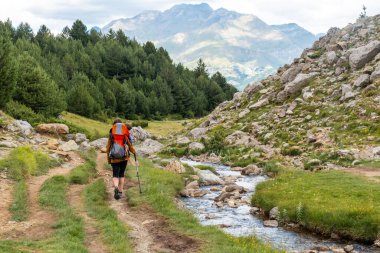 Oğluyla sırt çantasındaki kadın Pireneler 'de yürüyor, Valle de Tena, Huesca