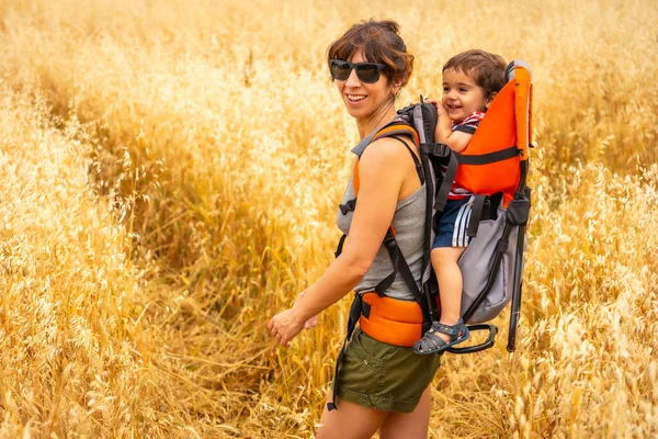 Woman Her Child Field Yellow Wheat Grain Ready Harvest Agricultural — 스톡 사진