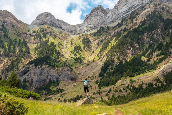 Hiker Enjoying Mountain Vacation Pyrenees Alto Gallego Huesca Aragon — Foto de Stock