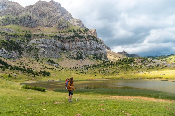 Woman Her Son Backpack Ibon Piedrafita Tena Valley Pyrenees Huesca — Stock Photo, Image