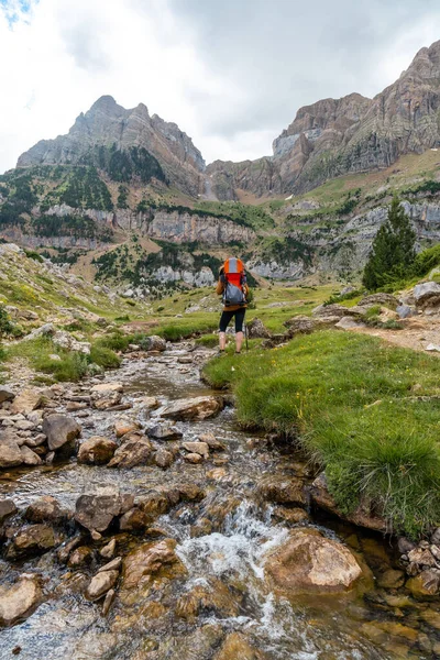 Woman Her Son Backpack Walking Pyrenees Summer Valle Tena Huesca — Foto de Stock