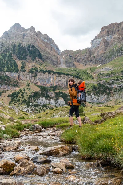 Woman Her Son Backpack Walking Pyrenees Summer Next River Tena — Foto de Stock