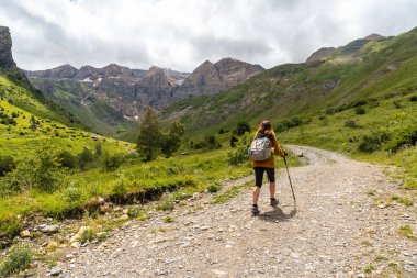 Sırt çantalı bir kadın yürüyüşçü Ripera Vadisi 'nde, Pireneler' de Panticosa 'da