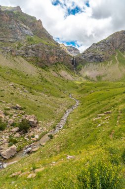 Ripera vadisinde Salto de Tendenera şelalesi, Pireneler 'de Panticosa. Huesca.