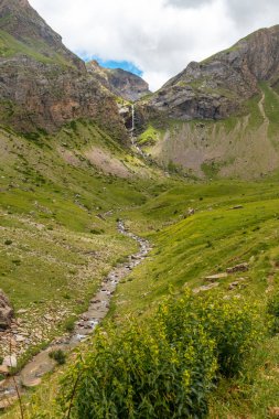 Ripera vadisinde Salto de Tendenera şelalesi, Pireneler 'de Panticosa. Huesca.
