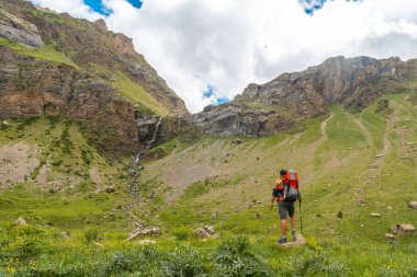Ripera Vadisi 'ndeki Pireneler' deki Salto de Tendenera Şelalesi 'ni ziyaret ediyorum.