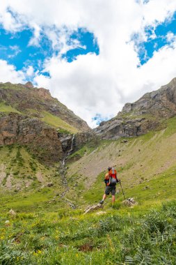 Ripera Vadisi 'ndeki Pireneler' deki Salto de Tendenera Şelalesi 'ni ziyaret ediyorum.