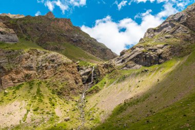 Ripera Vadisi, Huesca 'daki Salto de Tendenera Şelalesi' nden Pirenelerin manzarası