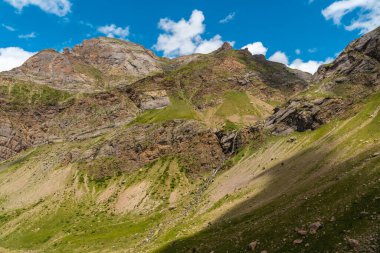 Pireneler 'in manzarası Rincon del Vera ve Ripera Vadisi' ndeki Salto de Tendenera Şelalesi 'nden