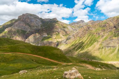 Ripera Vadisi 'ndeki Salto de Tendenera Şelalesi ve Pireneler' in köşesindeki patikada.