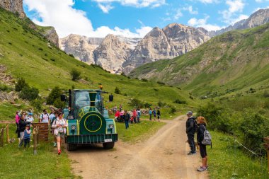 Ripera Vadisi 'nden Panticosa' ya giden dağ treninin kalkışı turistler ve Pireneler ile gerçekleşti.