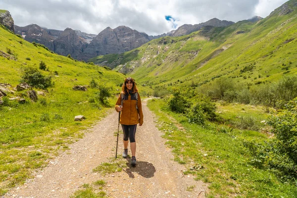 Escursionista Nella Valle Della Ripera Nel Comune Panticosa Nei Pirenei — Foto Stock