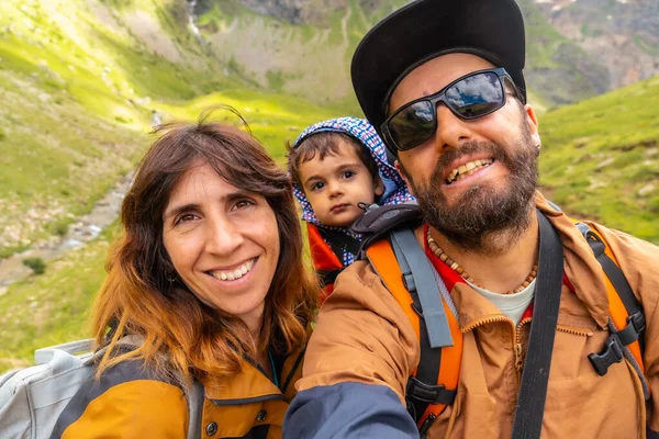 Family Selfie Salto Tendenera Waterfall Ripera Valley Pyrenees — Zdjęcie stockowe