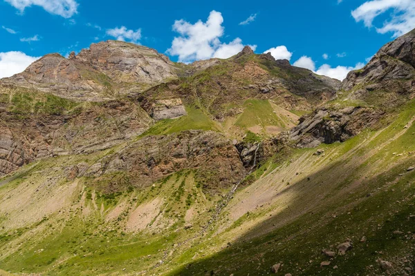 Pireneler 'in manzarası Rincon del Vera ve Ripera Vadisi' ndeki Salto de Tendenera Şelalesi 'nden