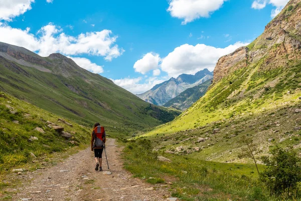 Young Man Mountains Walking Alone Ripera Valley Summer Pyrenees — Foto de Stock
