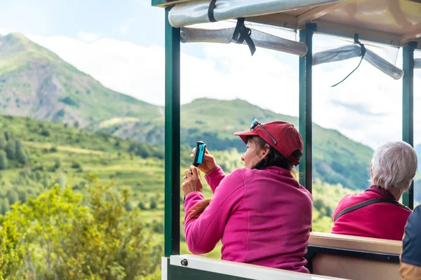 Tourist Taking Photos Mountain Train Panticosa Ripera Valley — Stockfoto