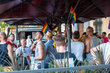 Madrid, İspanya: 9 Temmuz 2022: Bir DJ ve insanlar gay onur partisinde dans ediyorlar, lgtb Madrid 'de gökkuşağı bayrağıyla