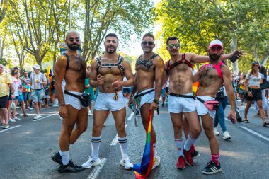 Madrid, İspanya: 9 Temmuz 2022: Madrid 'deki gay onur partisinde bir grup arkadaş,