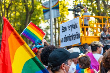 Madrid, İspanya: 9 Temmuz 2022: Madrid 'deki Gay Gurur Partisi' nde kolektif haklar lehine bir pankart