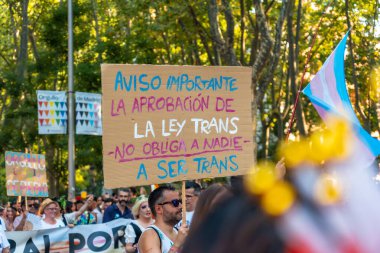 Madrid, İspanya: 9 Temmuz 2022: Madrid 'deki Gay Gurur Partisi' nde kolektif haklar lehine bir pankart
