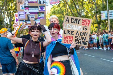 Madrid, İspanya: 9 Temmuz 2022: Madrid 'deki gay onur partisi ve geçit töreninde lehine pankartlar taşıyan bir kız