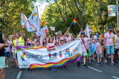 Madrid, İspanya: 9 Temmuz 2022: Madrid 'deki geçit töreninde lgtbi ailelerinin lehine bir grup