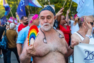 Madrid, İspanya: 9 Temmuz 2022: Gay Onur Yürüyüşü partisinde lezbiyen kıdemli adam, lgbt, Madrid