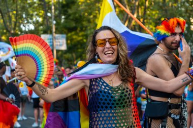 Madrid, İspanya: 9 Temmuz 2022: Madrid 'deki gay onur yürüyüşü partisinde eğlence ve eğlence