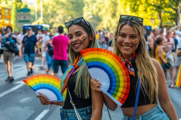 Мадрид Іспанія Липня 2022 Пара Лесбійських Дівчат Насолоджуються Гей Прайд — стокове фото