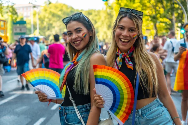 Мадрид Іспанія Липня 2022 Року Пара Бісексуальних Дівчат Гей Прайд — стокове фото