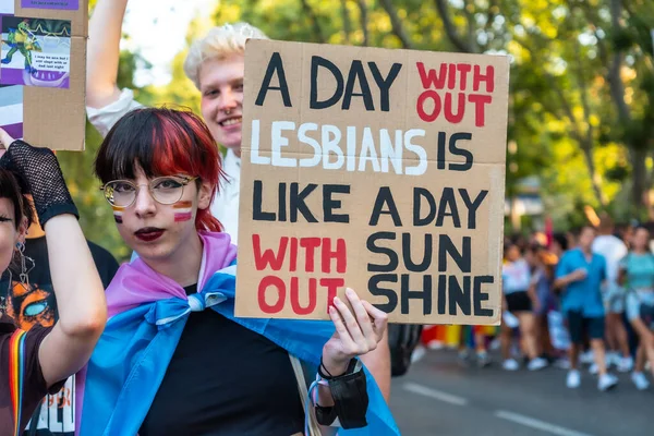 Madrid Španělsko Července 2022 Dívka Transparenty Prospěch Lesbické Skupiny Gay — Stock fotografie