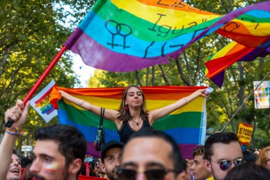 Madrid, İspanya: 9 Temmuz 2022: Madrid 'deki Gay Onur Yürüyüşü' nde çoklu gurur bayrağı ve gökkuşağı