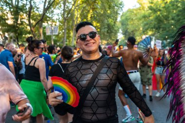 Madrid, İspanya: 9 Temmuz 2022 Eşcinsel Onur Yürüyüşü Partisi 'nin tadını çıkaran Madrid, Gökkuşağı