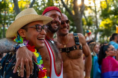 Madrid, İspanya: 9 Temmuz 2022: İnsanlar Madrid 'deki gay, lgbt, lgtbi onur yürüyüşü partisinde gurur duyuyorlar, gökkuşağı