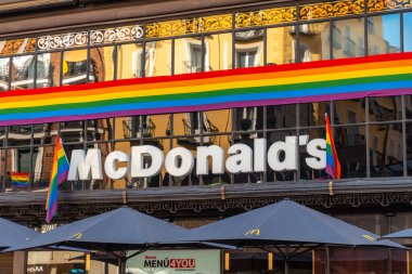 Madrid, İspanya: 9 Temmuz 2022: McDonalds gay gurur partisinde Madrid 'de gökkuşağının renkleriyle süslendi