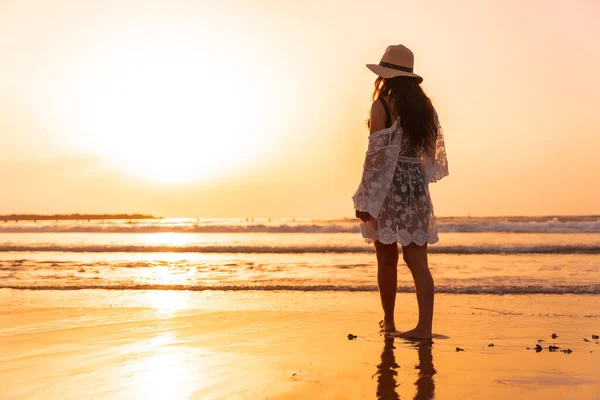 Een Vrouw Bij Zonsondergang Een Witte Jurk Met Een Hoed — Stockfoto