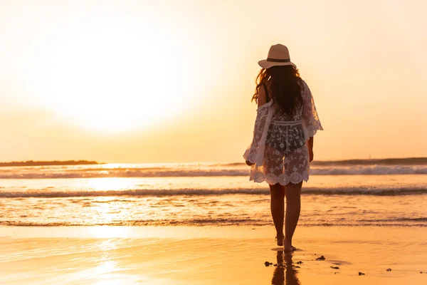 Uma Mulher Pôr Sol Vestido Branco Com Chapéu Andando Pelo — Fotografia de Stock