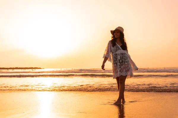 Una Mujer Puesta Sol Vestido Blanco Con Sombrero Caminando Por — Foto de Stock